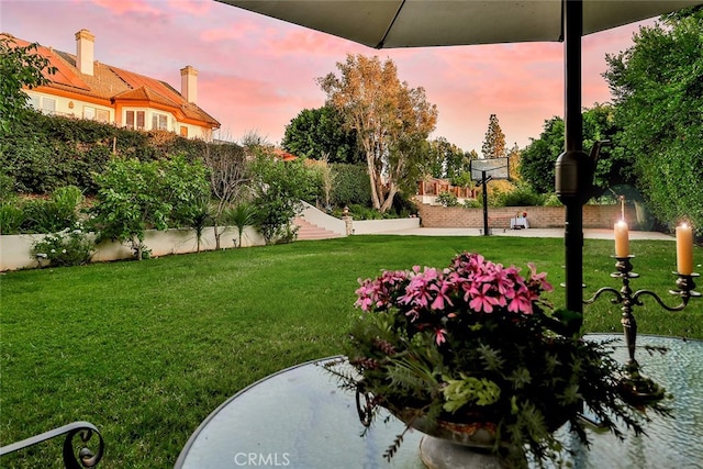 view of yard at dusk