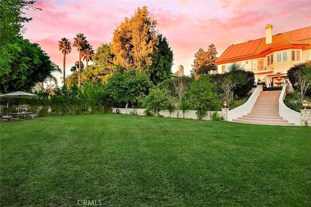 view of yard at dusk