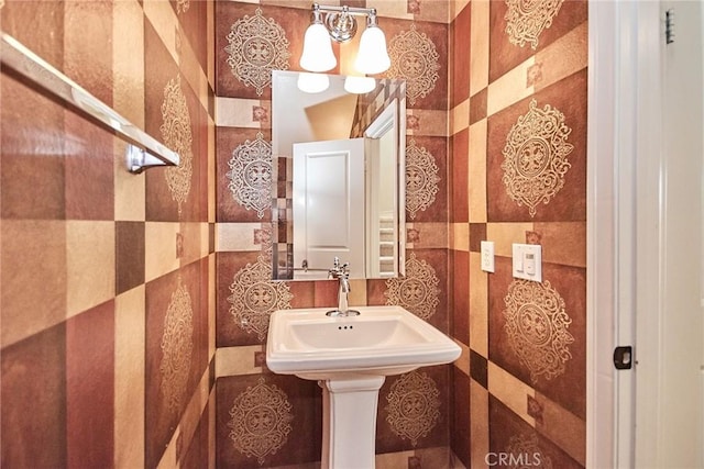 bathroom featuring tile walls