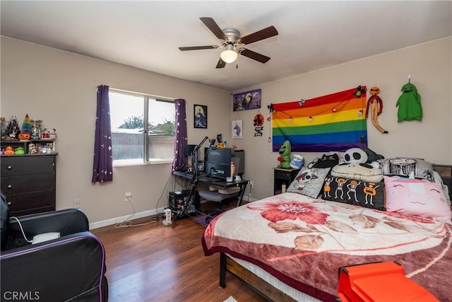 bedroom featuring wood finished floors, baseboards, and ceiling fan