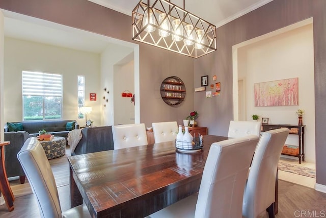 dining area with ornamental molding