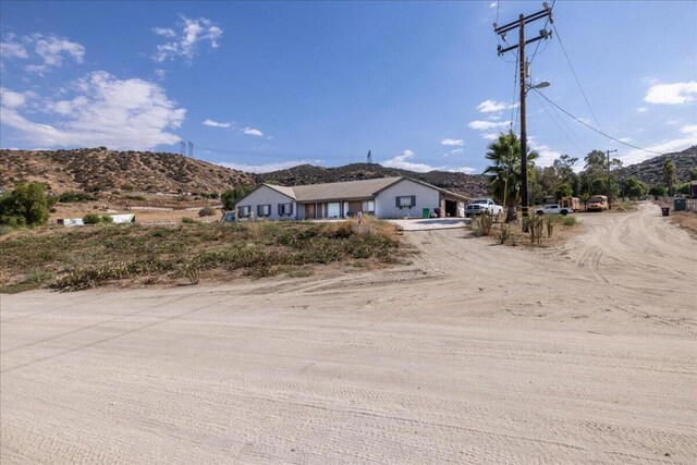 view of front of house featuring a mountain view