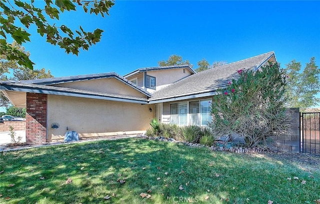 view of front of house featuring a front yard