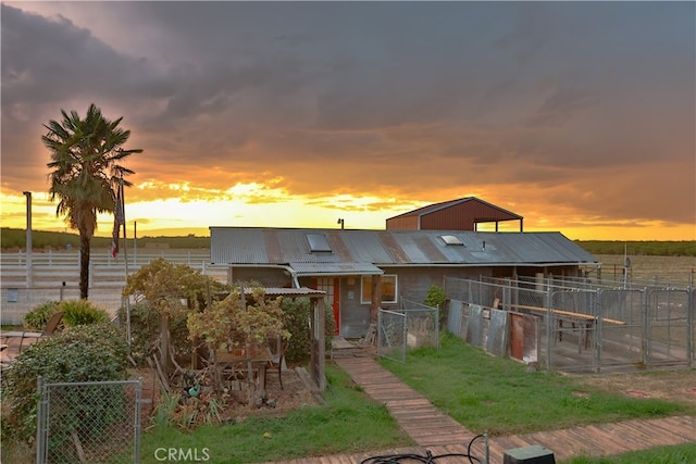 view of front of property featuring a rural view