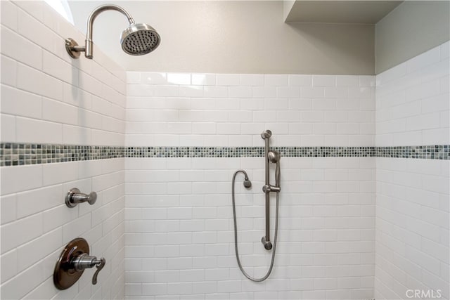 bathroom featuring tiled shower