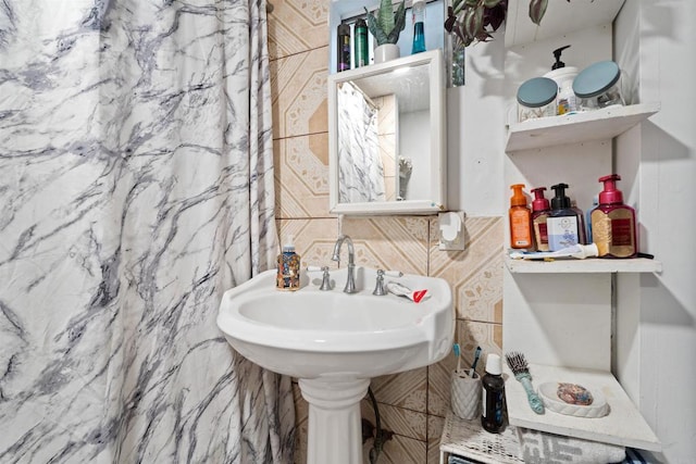 bathroom featuring tile walls