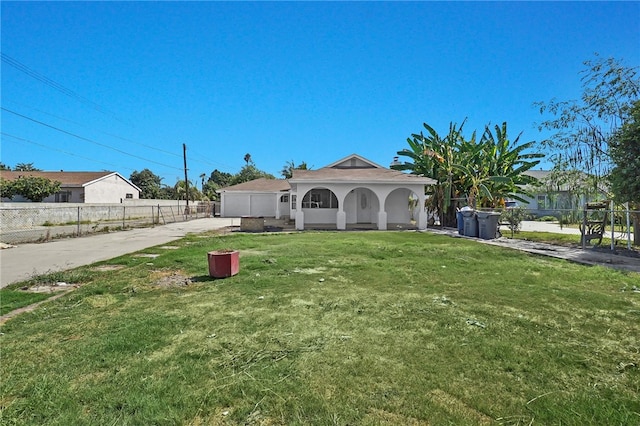 view of front facade featuring a front lawn