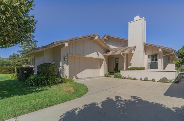 view of front of house featuring a front yard and a garage