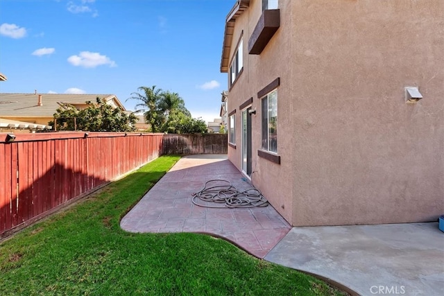 view of yard featuring a patio area