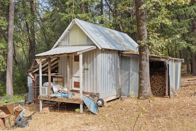 view of outbuilding