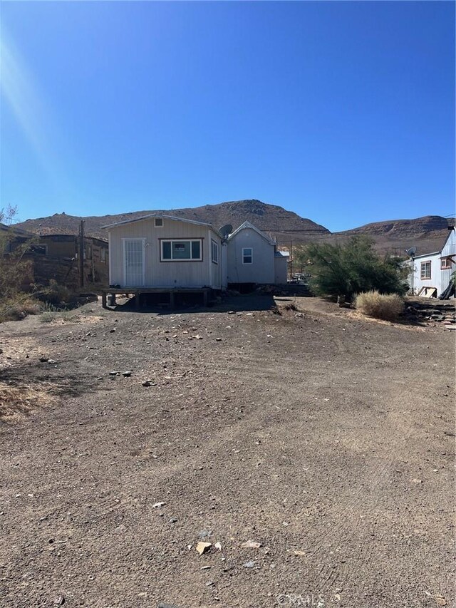 view of front of property featuring a mountain view