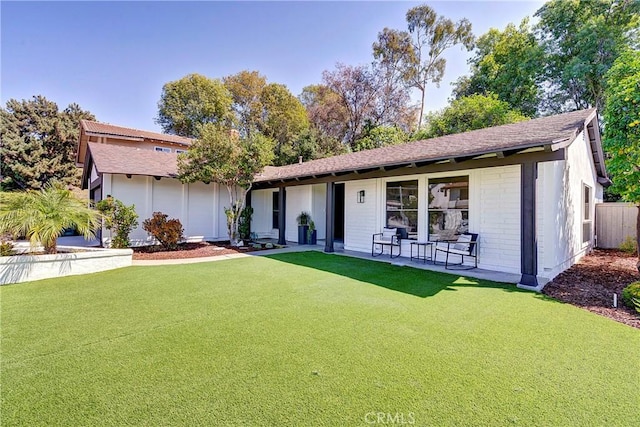 view of front of property with a front yard