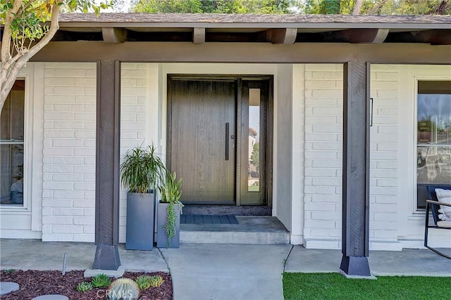 property entrance featuring covered porch