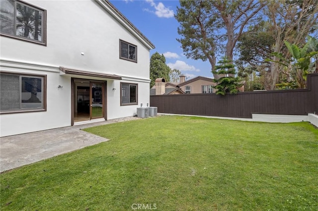 view of yard featuring a patio area