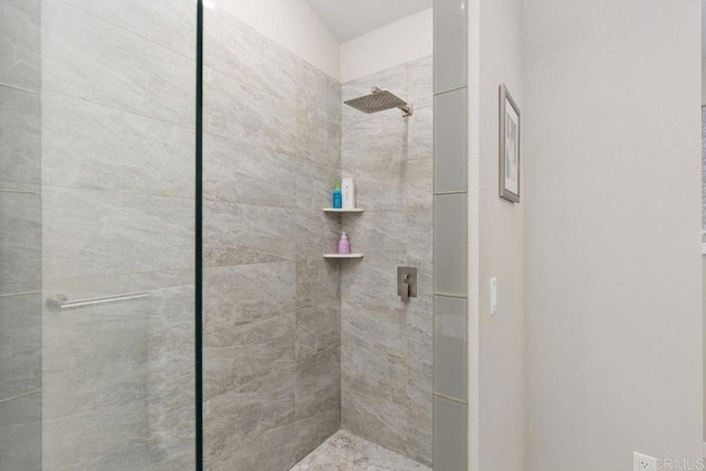 bathroom featuring tiled shower