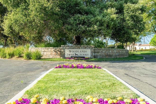 community / neighborhood sign featuring a lawn