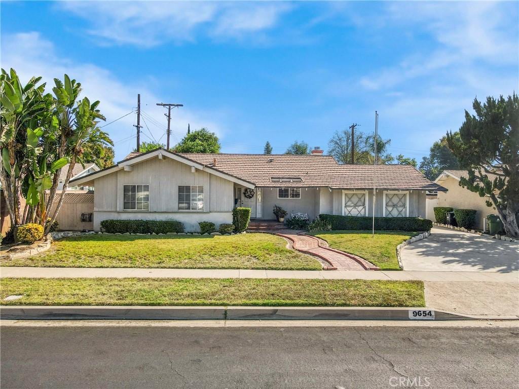 ranch-style house featuring a front lawn