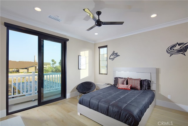 bedroom featuring access to outside, light hardwood / wood-style floors, crown molding, and ceiling fan