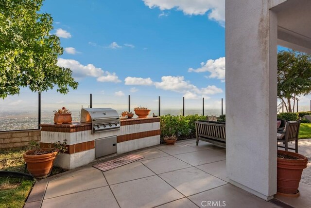 view of patio featuring an outdoor kitchen and grilling area