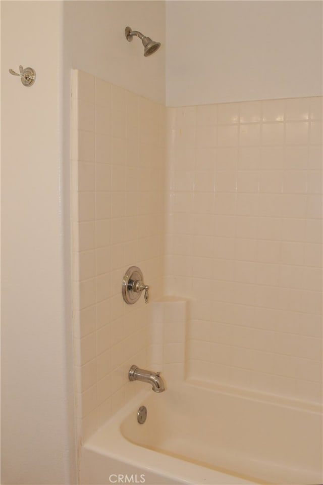 bathroom with tiled shower / bath combo