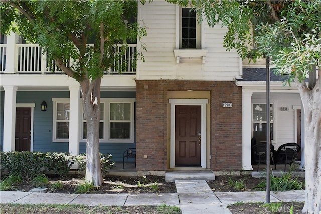 view of front of home featuring a balcony