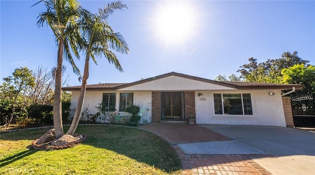 single story home with a front yard