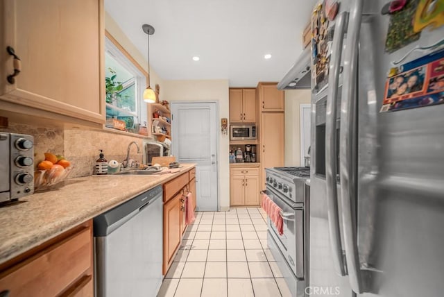 kitchen featuring sink, hanging light fixtures, stainless steel appliances, tasteful backsplash, and light brown cabinetry