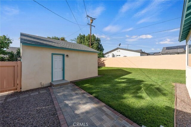 view of yard with an outbuilding