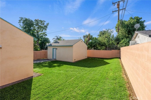 view of yard featuring an outbuilding and a fenced backyard