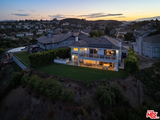 view of aerial view at dusk