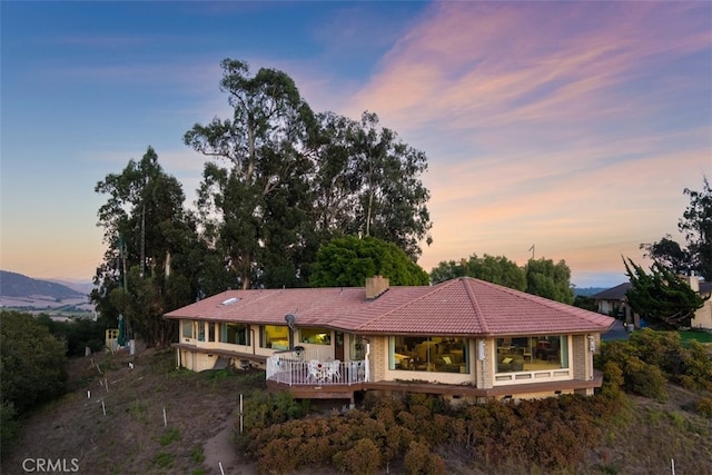 single story home featuring a mountain view