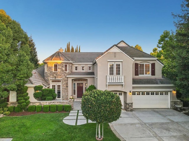 view of front of home featuring a garage and a front yard