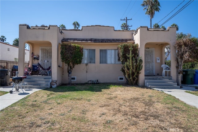 view of front of house featuring a front yard