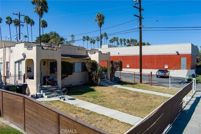 view of front of home featuring a front lawn