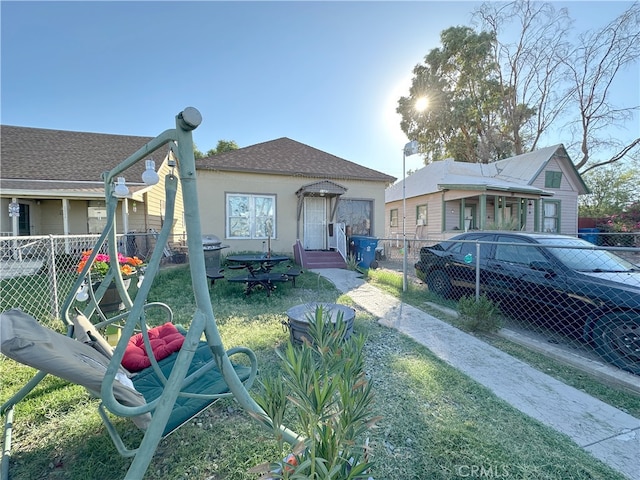 view of front of house featuring a front yard