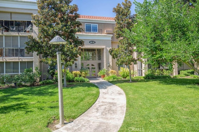 view of front of home featuring a front lawn