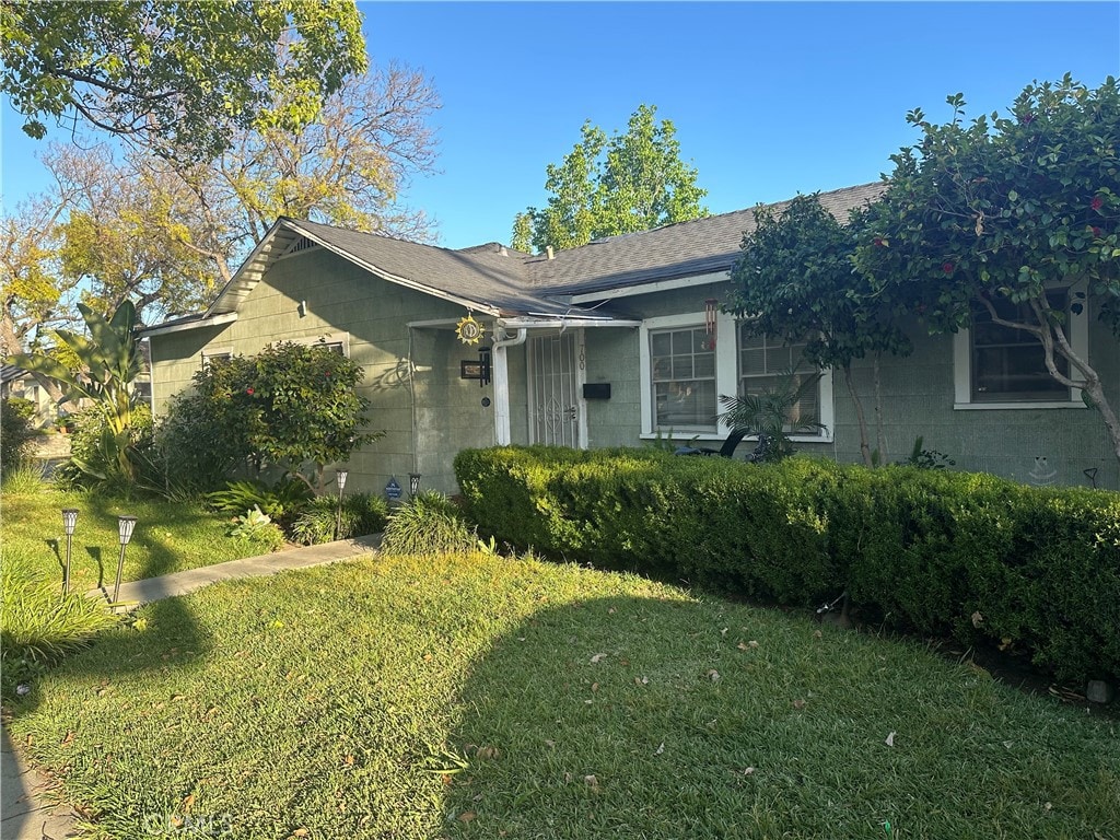 ranch-style house featuring a front yard