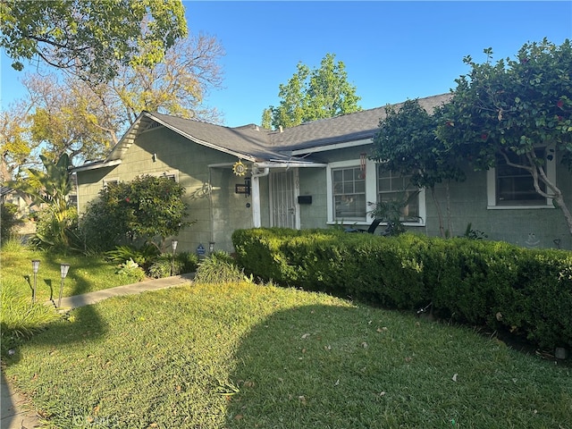 ranch-style house featuring a front yard