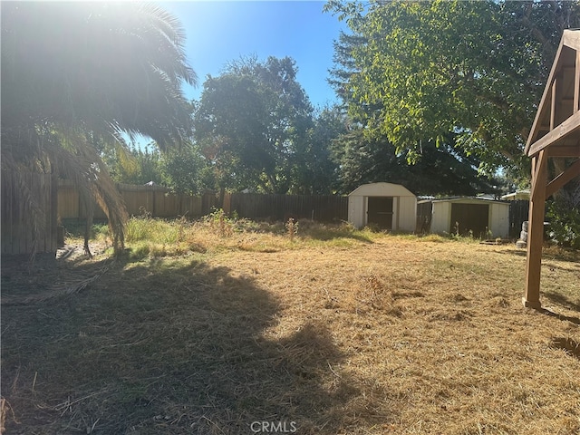 view of yard with a shed