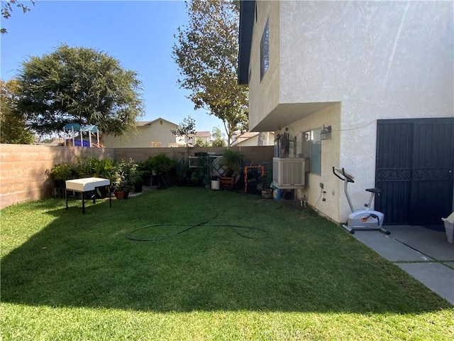 view of yard featuring a fenced backyard