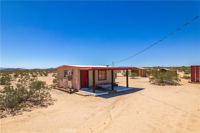 view of front of home featuring an outdoor structure