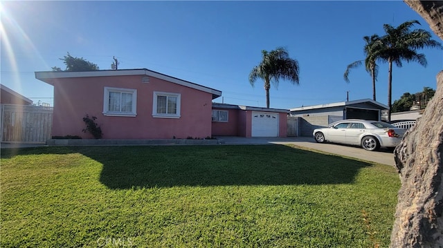 view of front of house featuring a front lawn and a garage