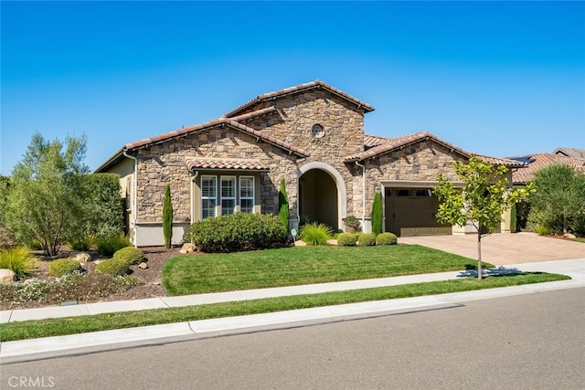 view of front facade featuring a garage and a front lawn