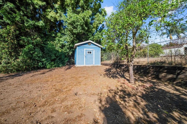 view of yard featuring a storage unit