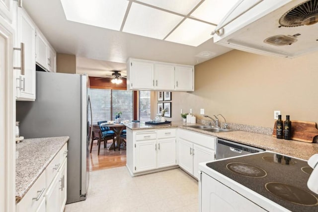 kitchen with ceiling fan, appliances with stainless steel finishes, white cabinets, and kitchen peninsula