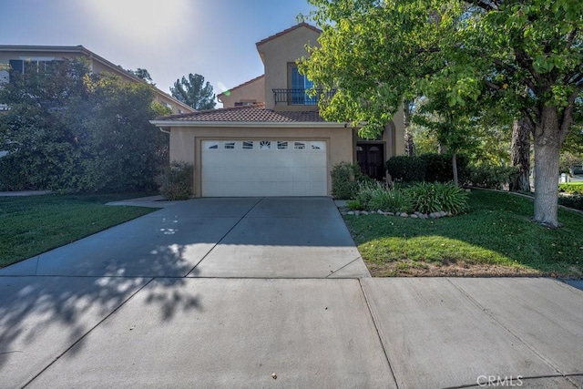 view of front facade featuring a garage and a front lawn