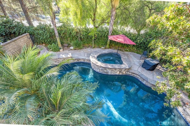 view of pool featuring an in ground hot tub