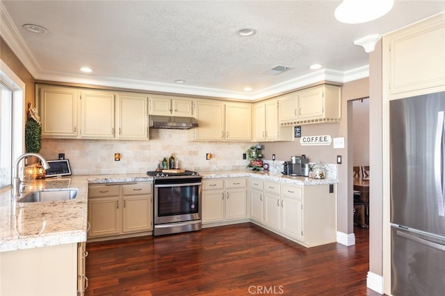 kitchen featuring sink, cream cabinetry, stainless steel appliances, ornamental molding, and dark hardwood / wood-style floors