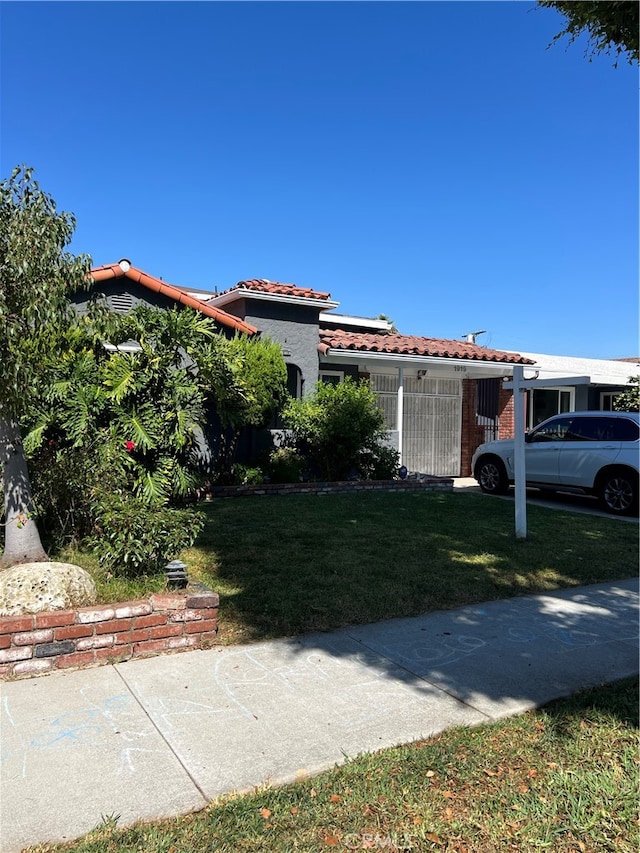 view of front of house featuring a front lawn