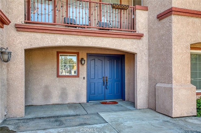 property entrance featuring a balcony